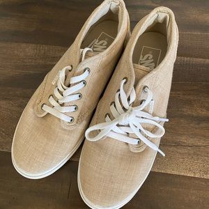 Beige vans size 6. Never worn! Great condition.